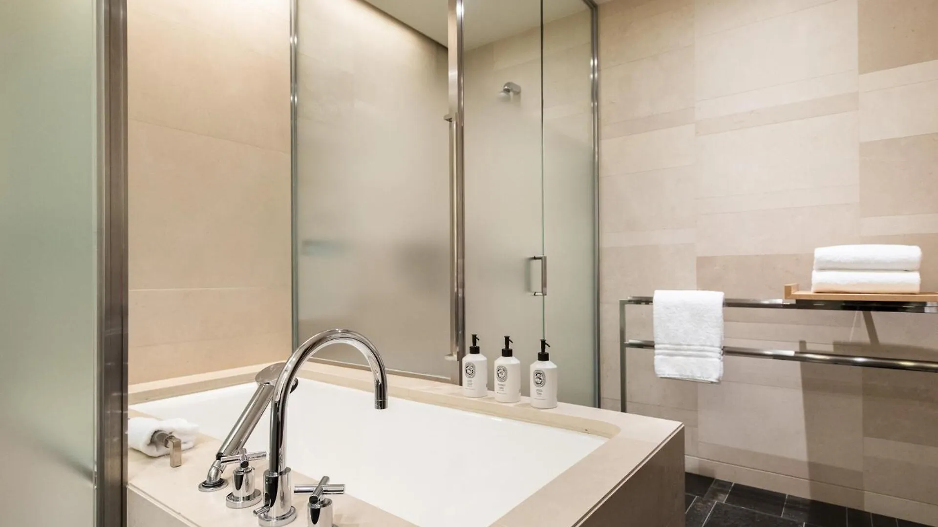 Four Seasons Hotel Tokyo At Marunouchi